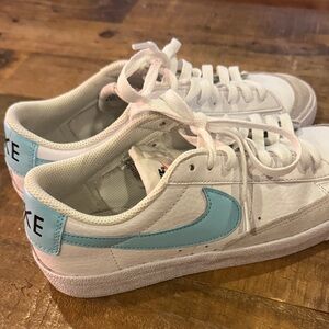 Nike Blaze Lo Sneaker White and Light Blue Women’s Size 8.5